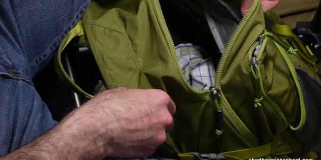 How to discreetly open your backpack How to discreetly open your backpack